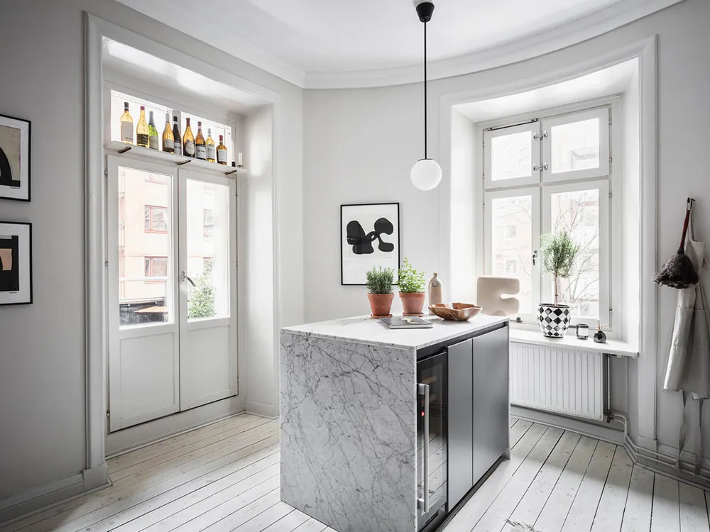 Schwedische Wohnung mit beigefarbenen Wohnzimmer und grauem Schlafzimmer (83 qm) - Gallery image 17