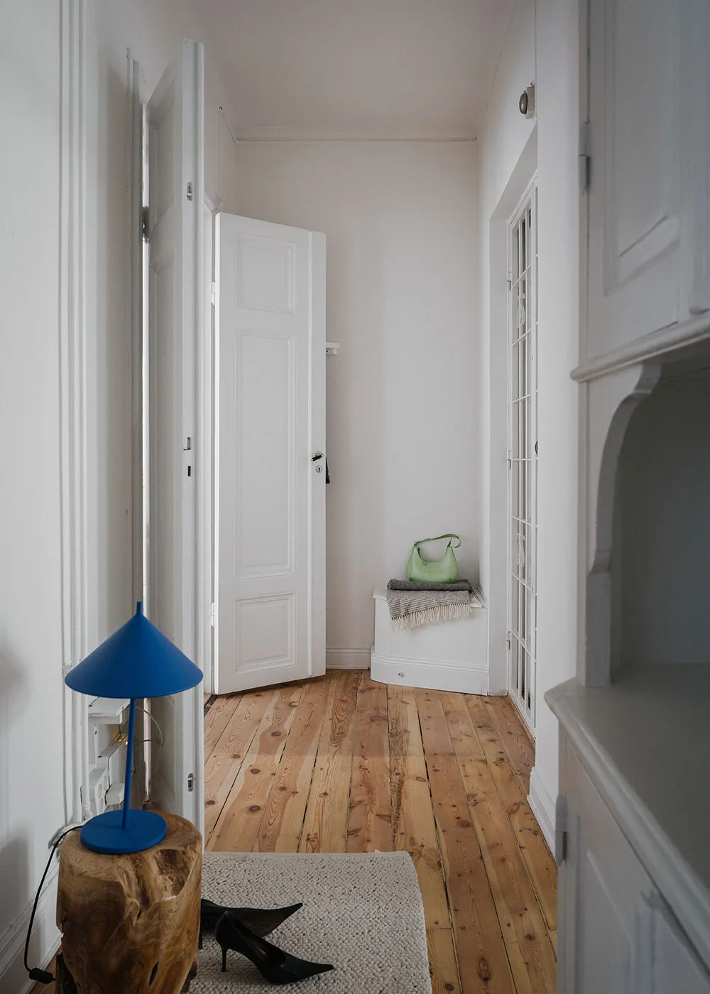 Agradable minimalismo escandinavo en un edificio antiguo en Estocolmo (67 m²) - Gallery image 26