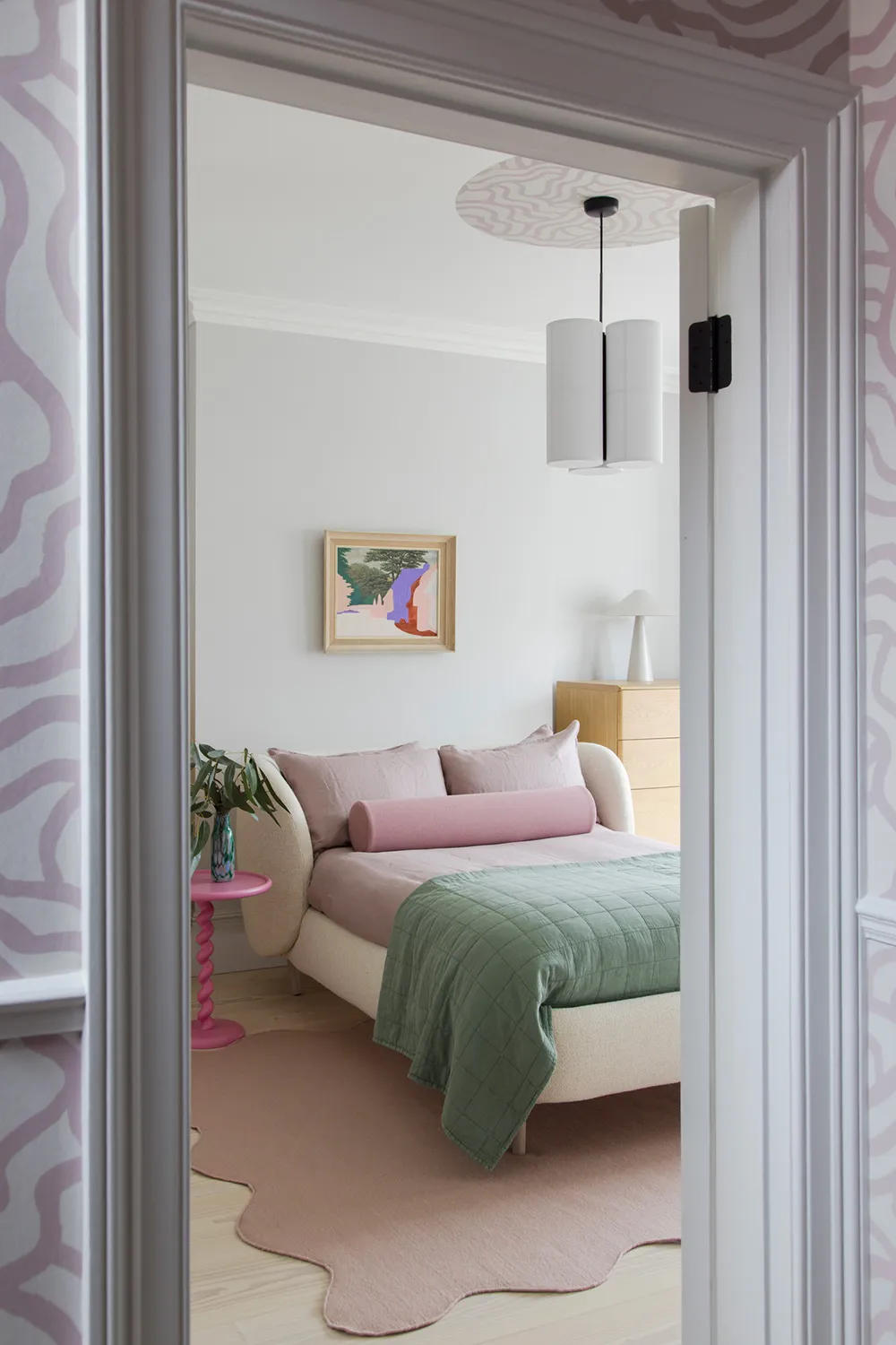 Intérieur tendance avec plafond rose à Londres - Gallery image 12