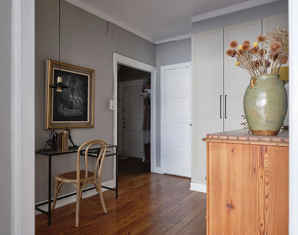 Petite appartement suédois avec mur bleu caractéristique et abondance de décoration (45 m²) - Gallery image 12