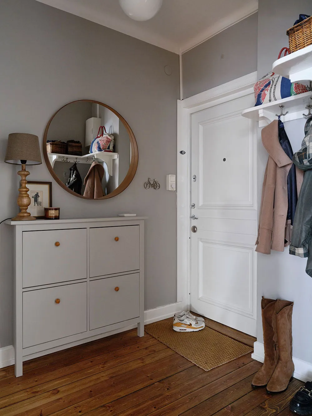 Petite appartement suédois avec mur bleu caractéristique et abondance de décoration (45 m²) - Gallery image 19