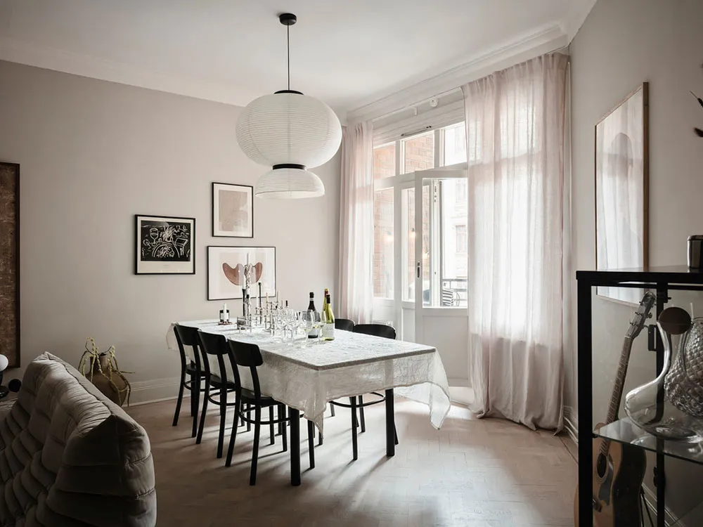 Schwedische Wohnung mit beigefarbenen Wohnzimmer und grauem Schlafzimmer (83 qm) - Gallery image 2