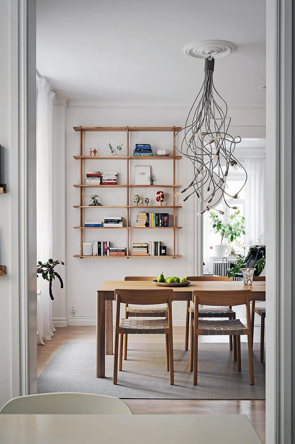 Appartement à l'ambiance pâle et pastel en Suède avec une cuisine bleue - Gallery image 15