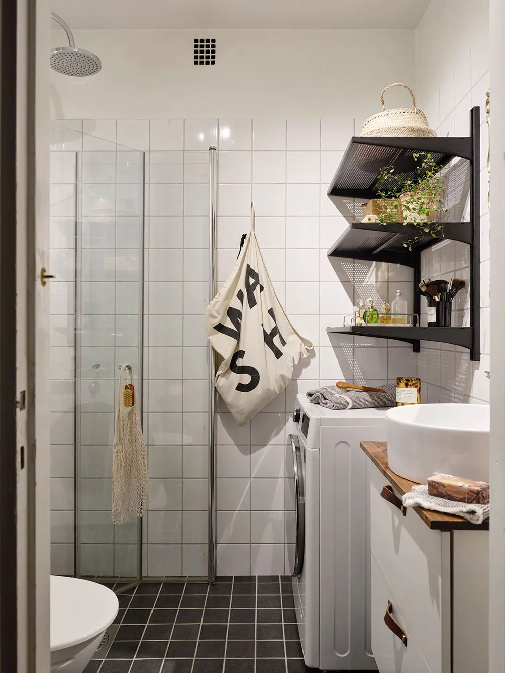 Petite appartement suédois avec mur bleu caractéristique et abondance de décoration (45 m²) - Gallery image 17