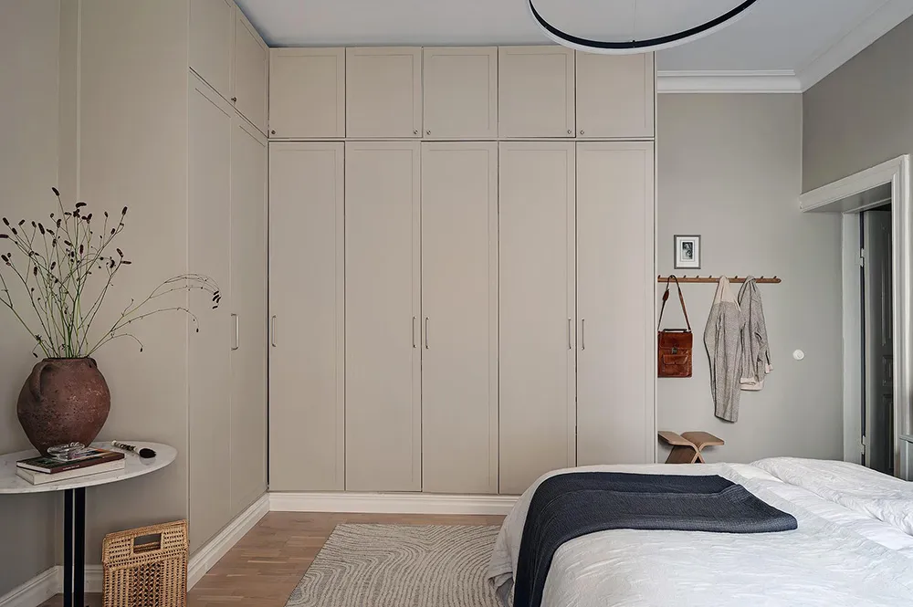 Appartement à l'ambiance pâle et pastel en Suède avec une cuisine bleue - Gallery image 28