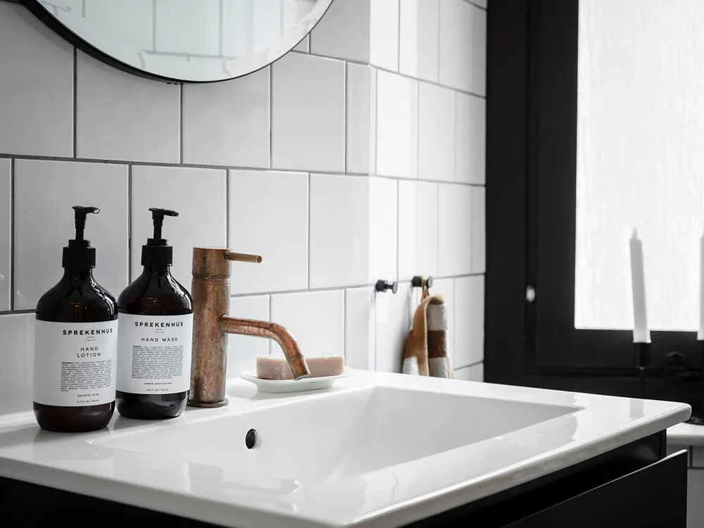 Schwedische Wohnung mit beigefarbenen Wohnzimmer und grauem Schlafzimmer (83 qm) - Gallery image 23