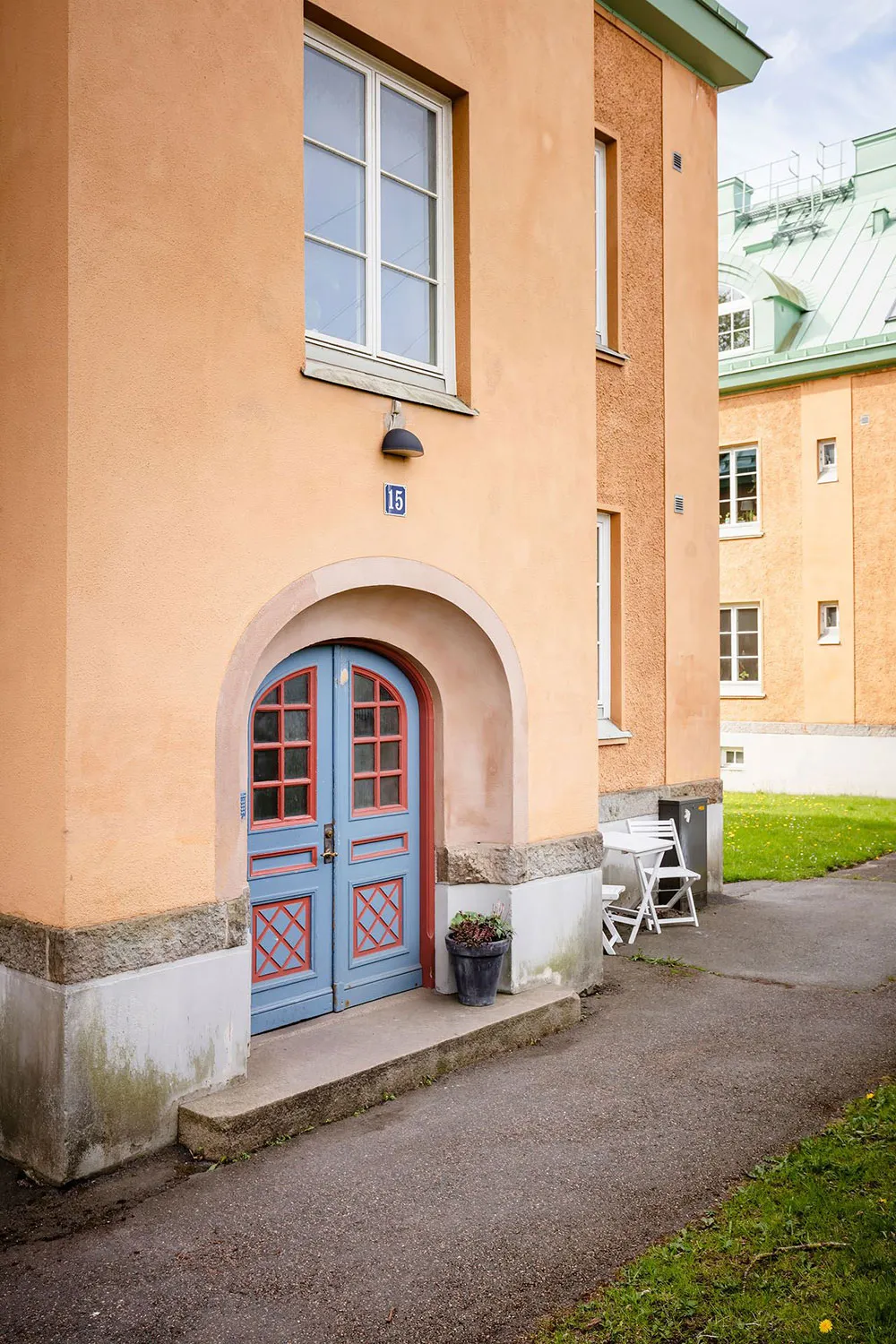 Luminosa y elegante apartamento de mansardas con ventanales de lujo en Suecia - Gallery image 34