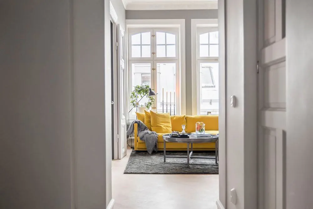 Żółty sofia i inne jaskrawe akcenty w wnętrzach mieszkania w Malmö - Gallery image 20