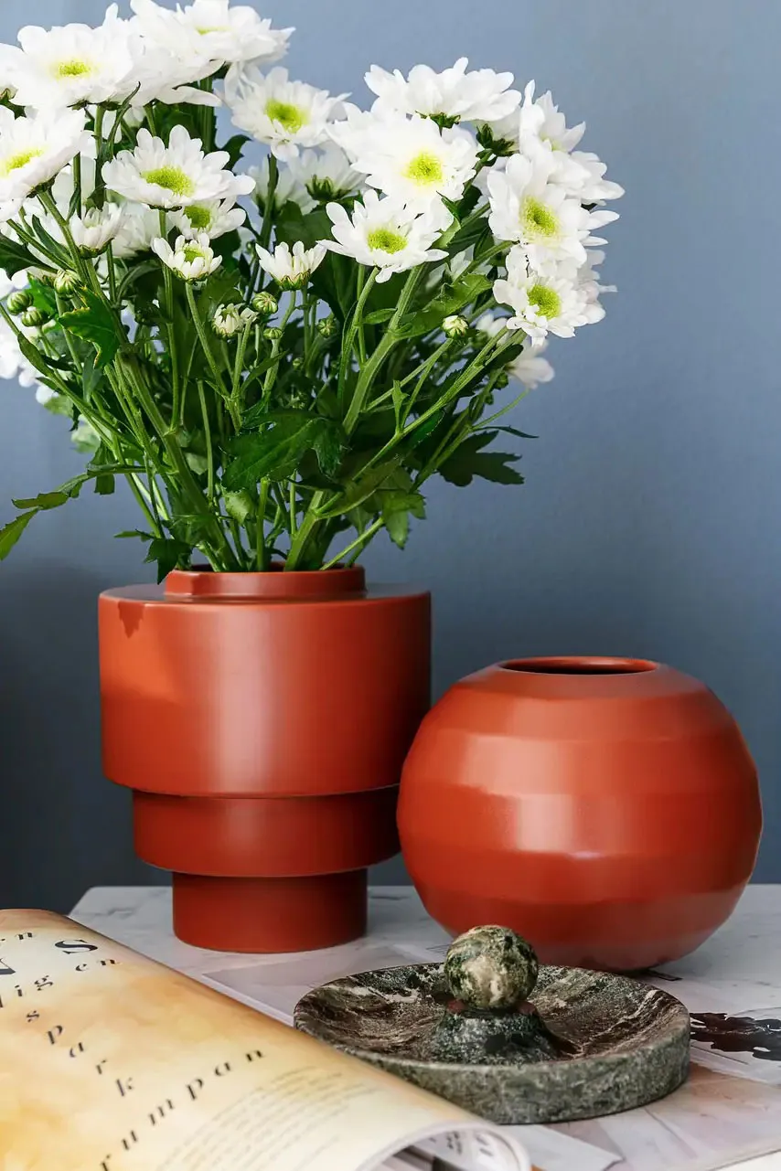 Bleu foncé dans le design d'un appartement scandinave - Gallery image 2