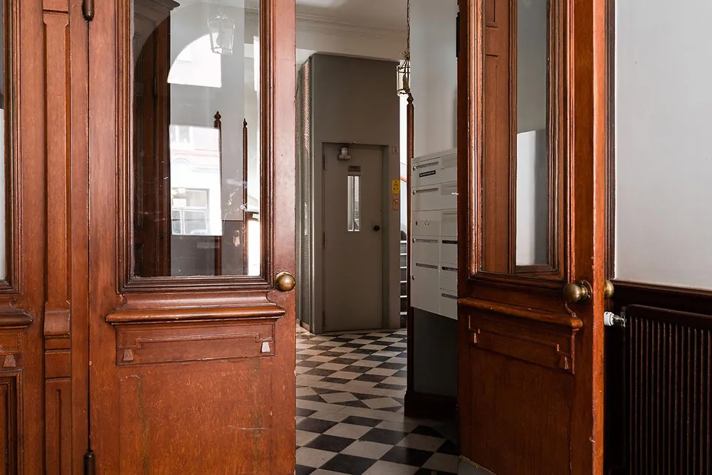 Уютный белый интерьер с лёгкими тёмными акцентами (57 кв. м) - Gallery image 21