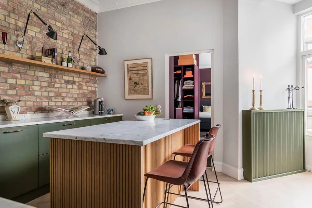 Żółty sofia i inne jaskrawe akcenty w wnętrzach mieszkania w Malmö - Gallery image 11