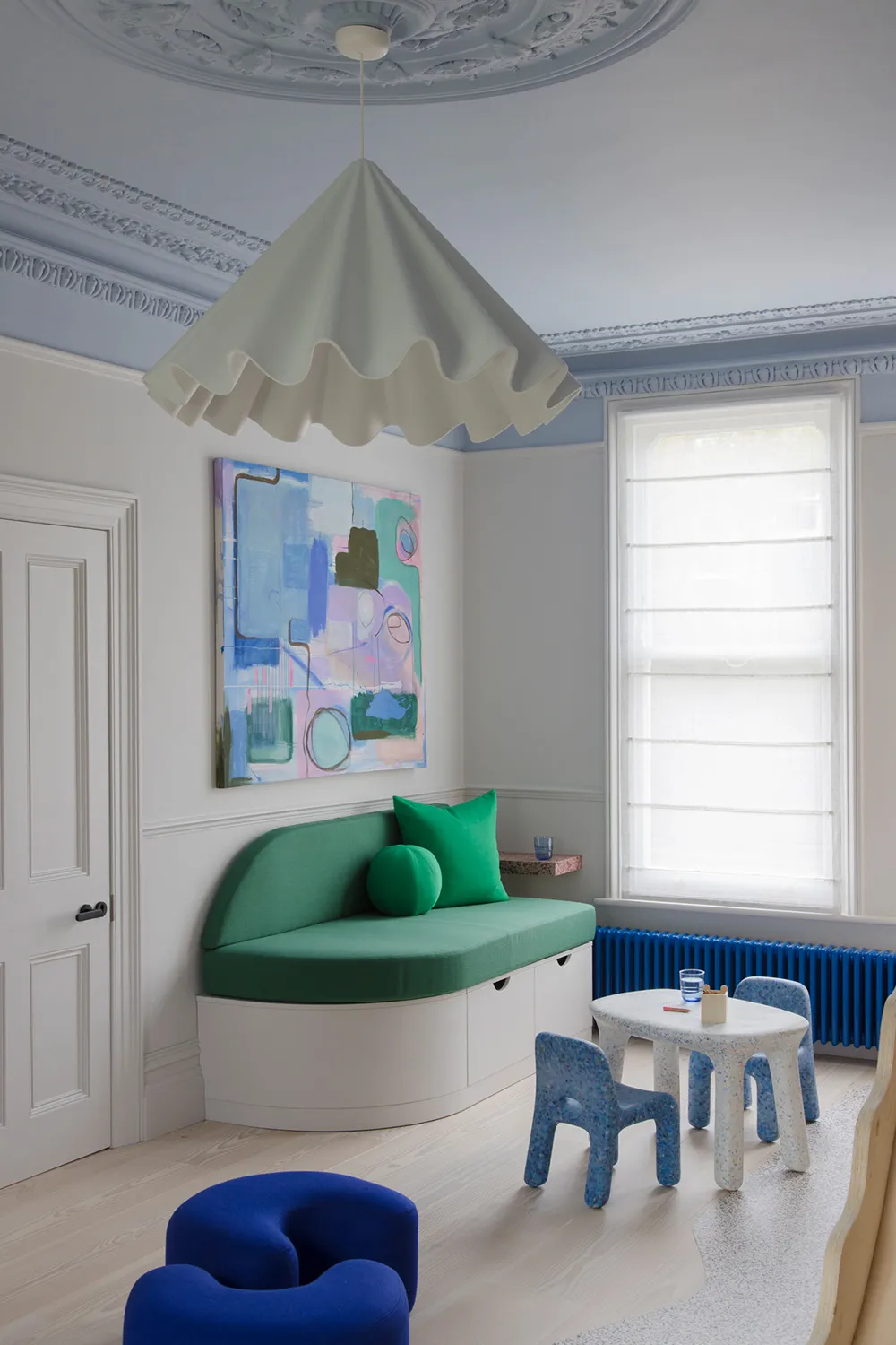 Intérieur tendance avec plafond rose à Londres - Gallery image 11