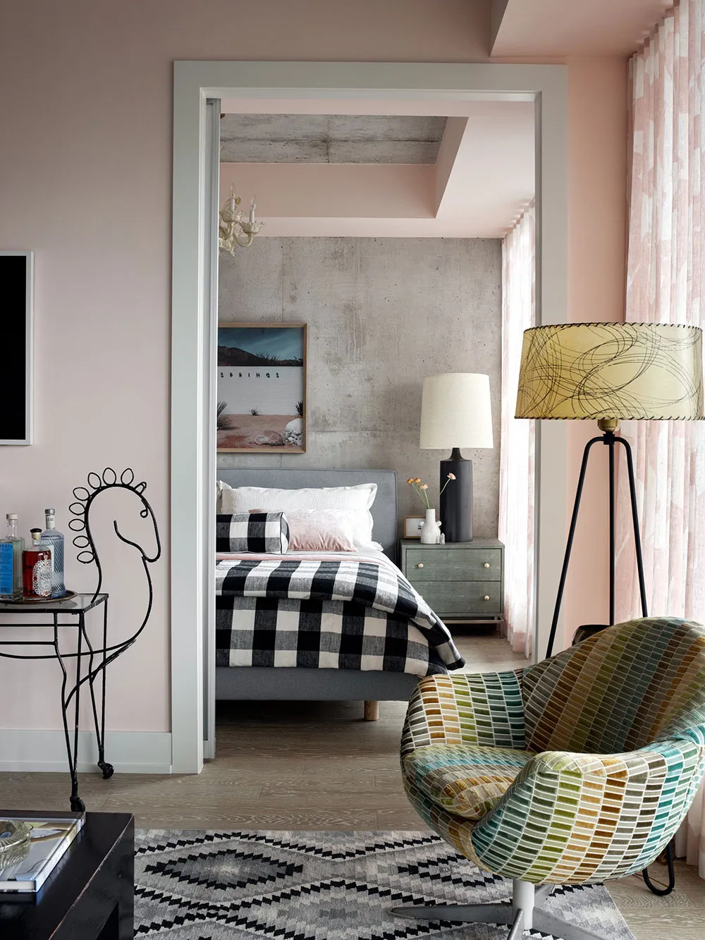 Клетчатая кухня и женственные нотки: индустриальный интерьер актрисы в Торонто - Gallery image 8