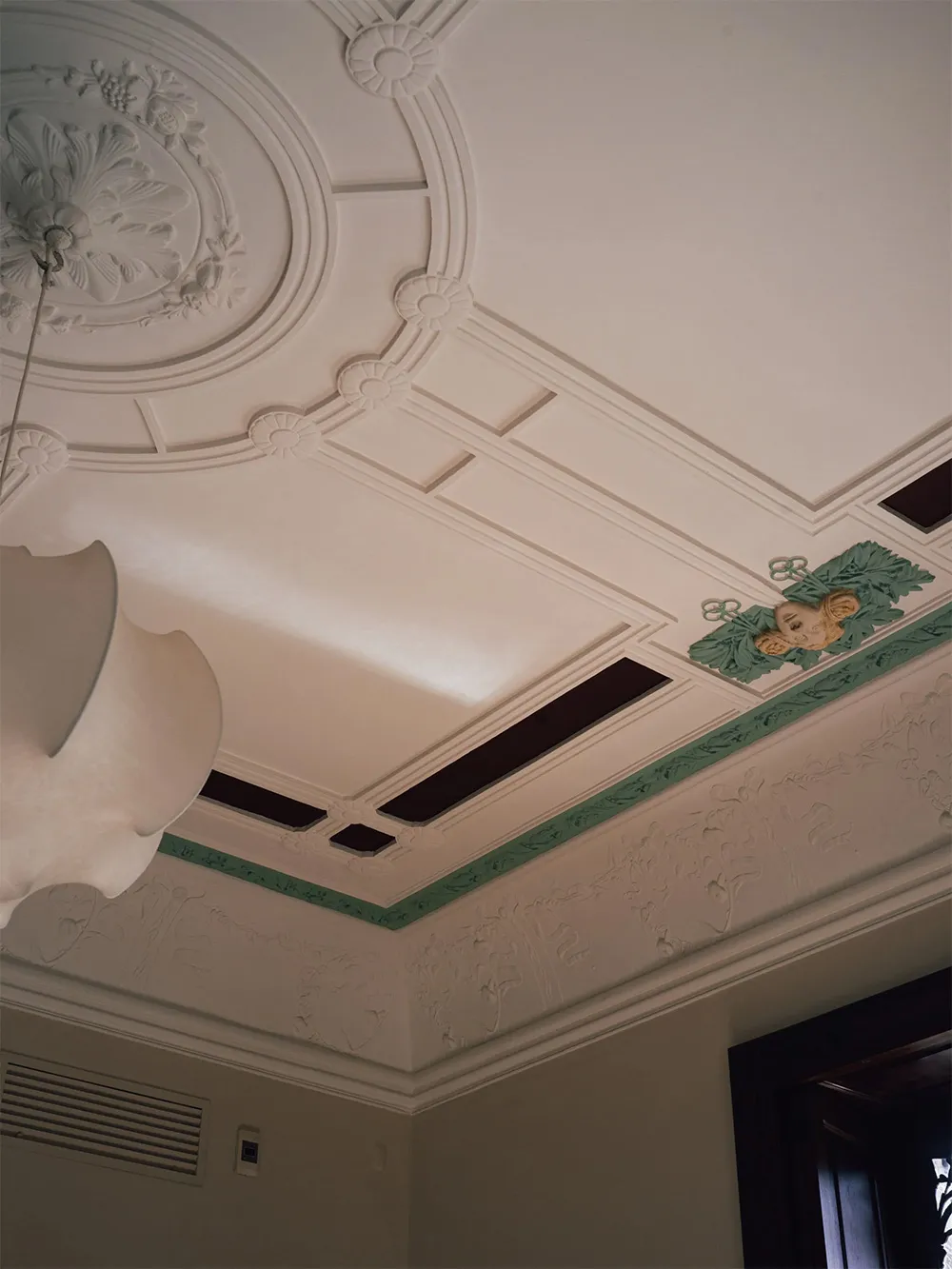 Eleganckie i atmosferyczne wnętrza domu typu townhouse XIX wieku na Majorce - Gallery image 2