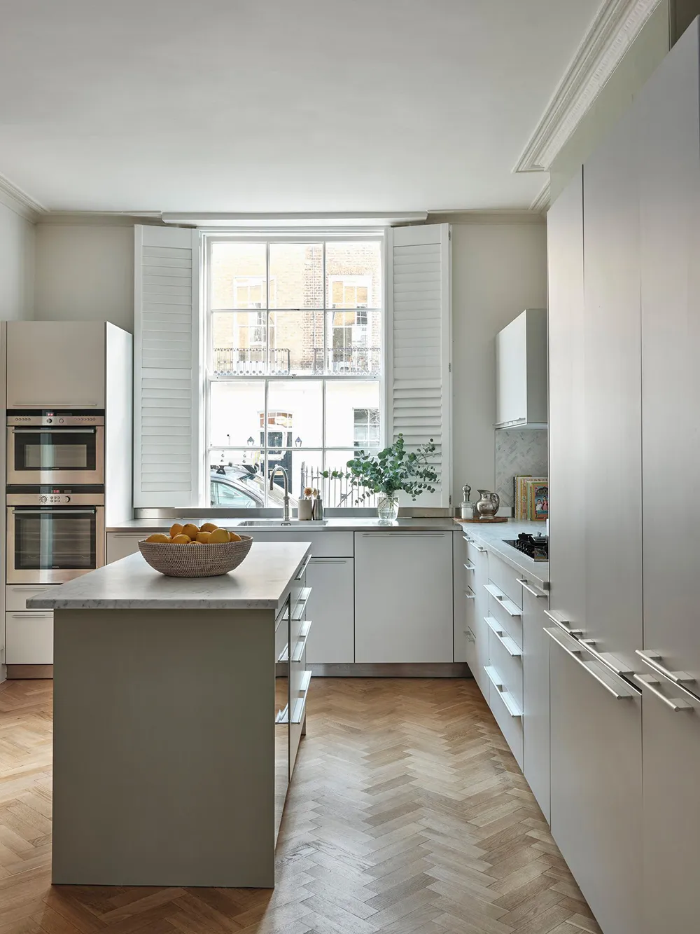 Оливковые стены и обилие декора: дом в Лондоне - Gallery image 5