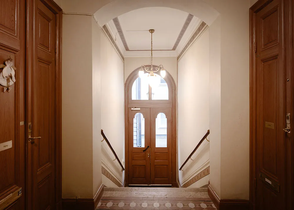 Agradable minimalismo escandinavo en un edificio antiguo en Estocolmo (67 m²) - Gallery image 29