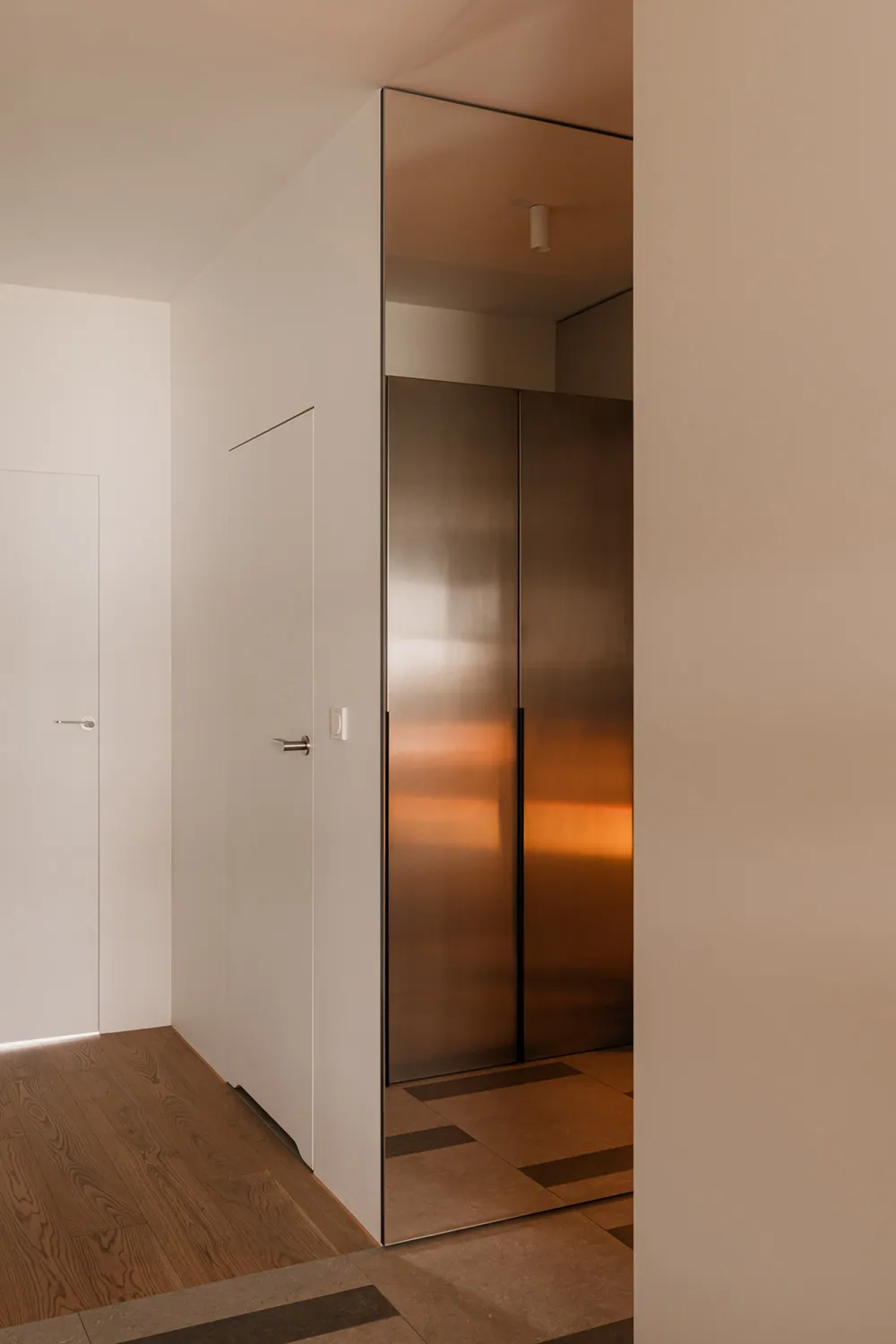 Interior industrial de moda para una familia en Poznan - Gallery image 21