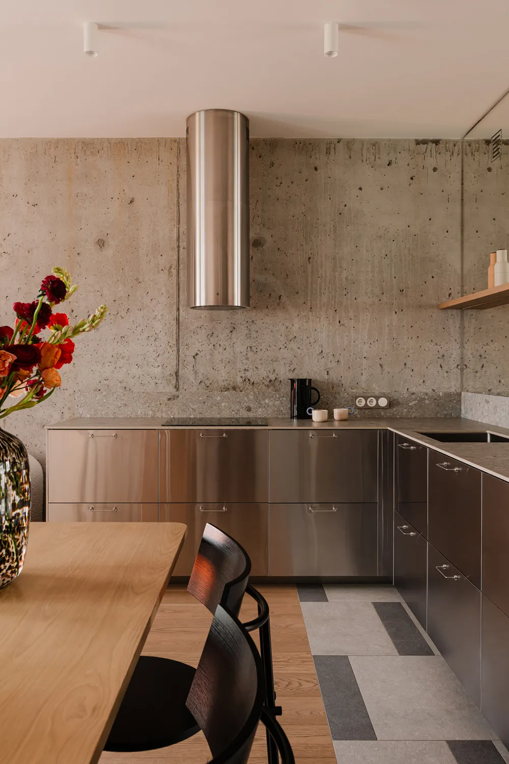 Interior industrial de moda para una familia en Poznan - Gallery image 8