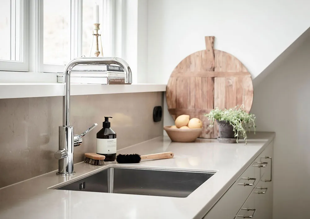 Luminosa y elegante apartamento de mansardas con ventanales de lujo en Suecia - Gallery image 5