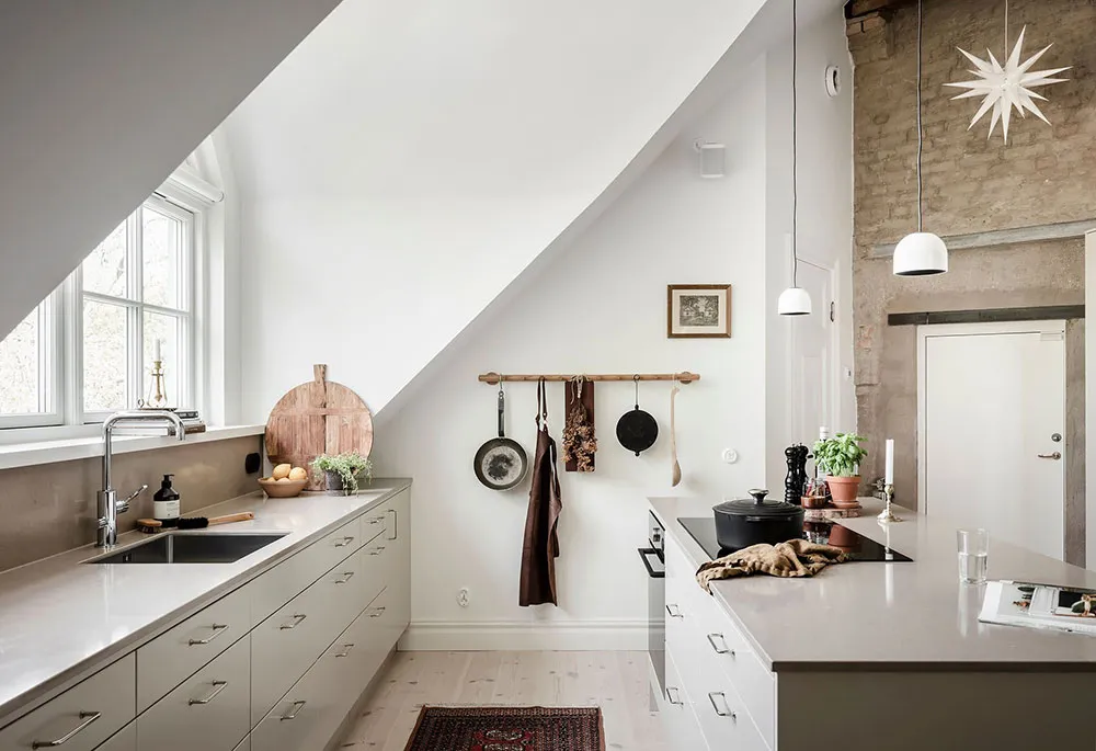 Luminosa y elegante apartamento de mansardas con ventanales de lujo en Suecia - Gallery image 4