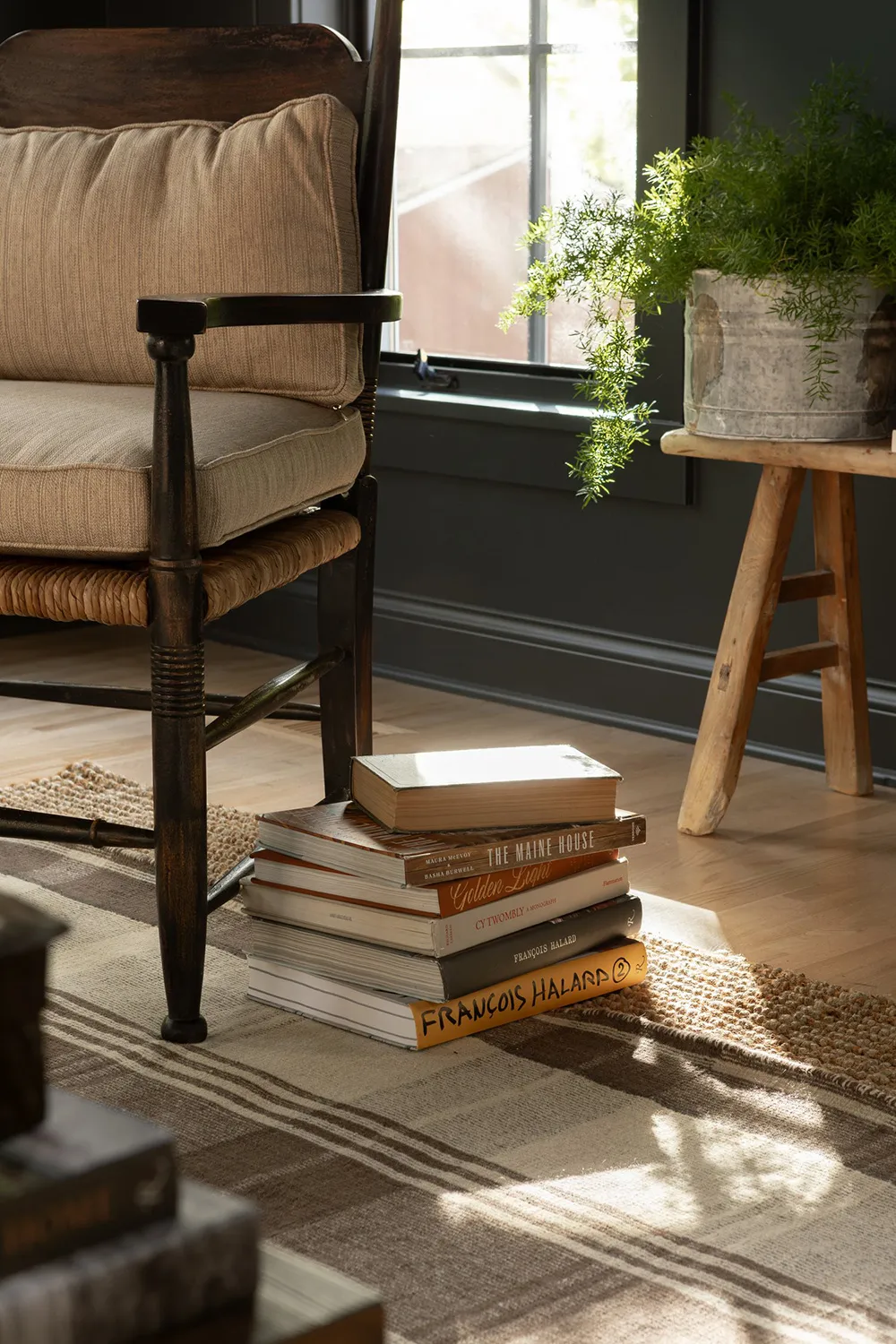 Песочная кухня и драматичная гостиная: уютная дача в Миннеаполисе - Gallery image 12