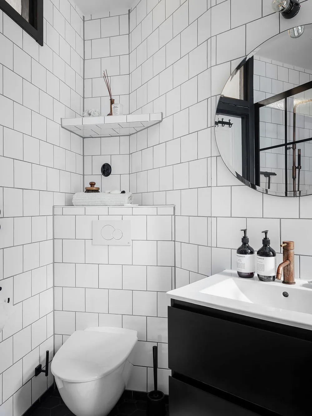 Schwedische Wohnung mit beigefarbenen Wohnzimmer und grauem Schlafzimmer (83 qm) - Gallery image 24