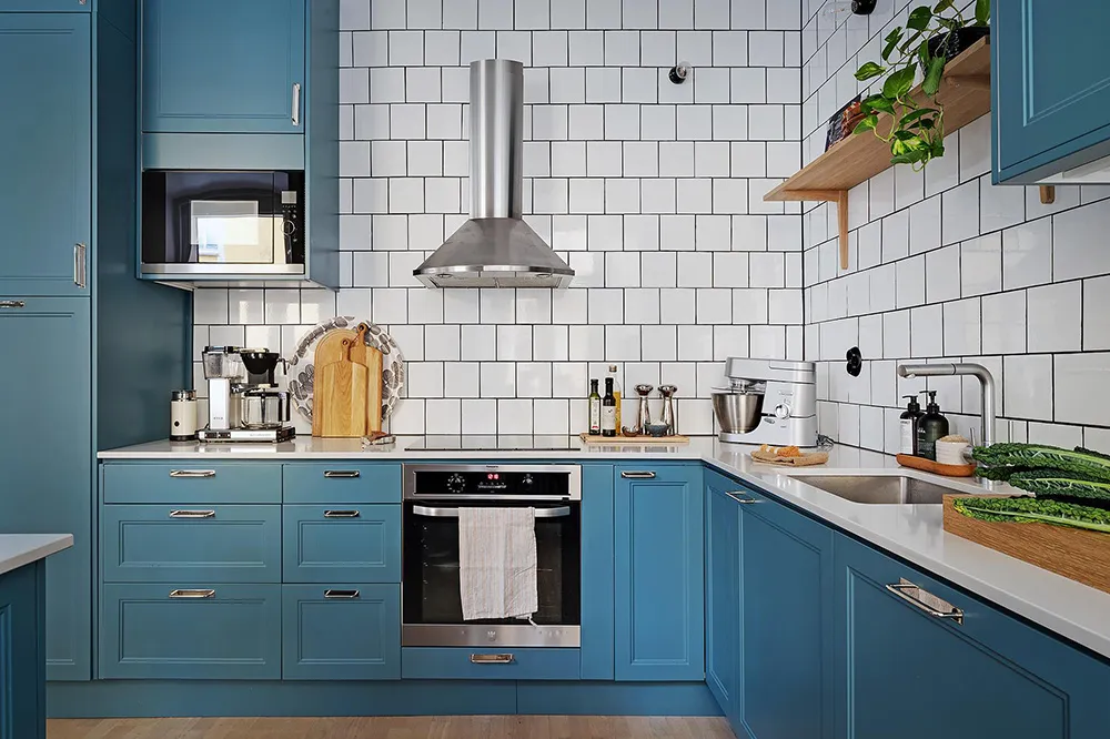 Appartement à l'ambiance pâle et pastel en Suède avec une cuisine bleue - Gallery image 9