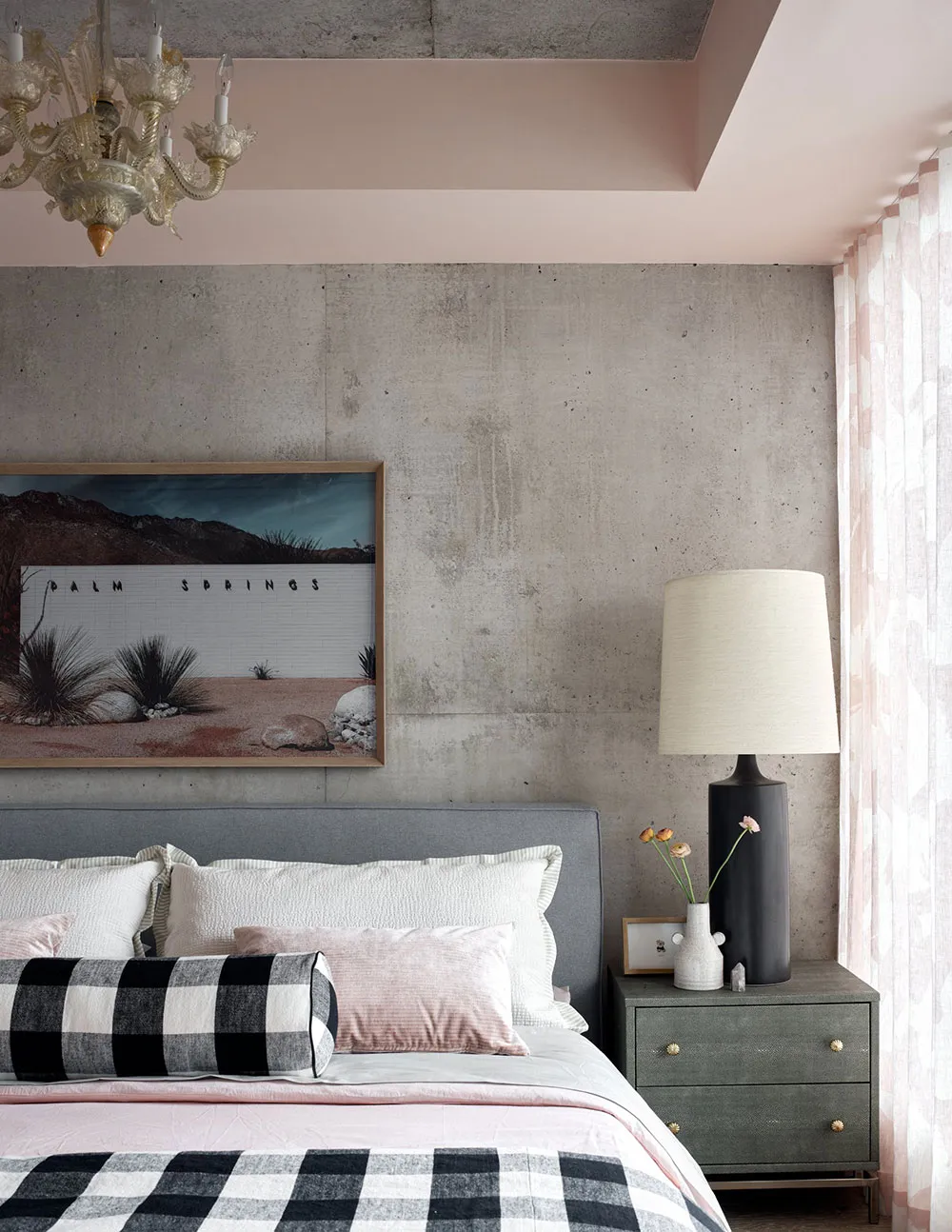 Клетчатая кухня и женственные нотки: индустриальный интерьер актрисы в Торонто - Gallery image 10