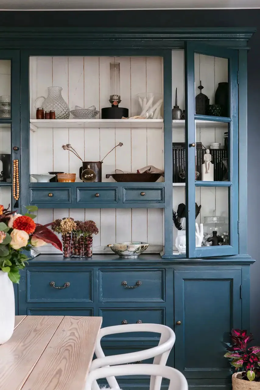 Bleu foncé dans le design d'un appartement scandinave - Gallery image 5