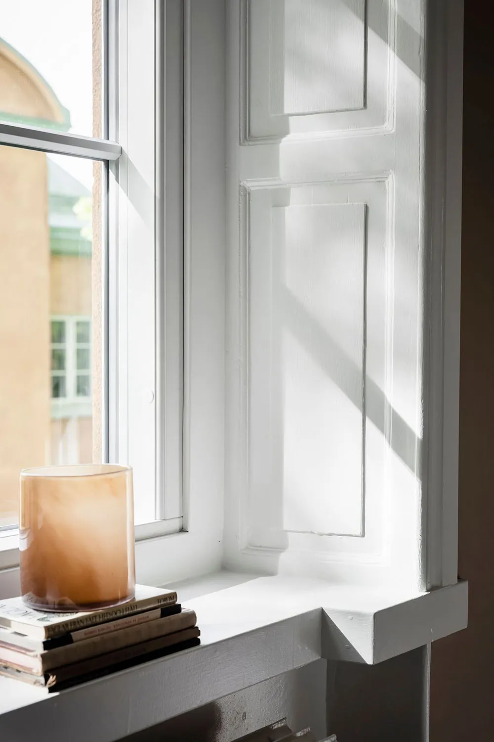 Luminosa y elegante apartamento de mansardas con ventanales de lujo en Suecia - Gallery image 24