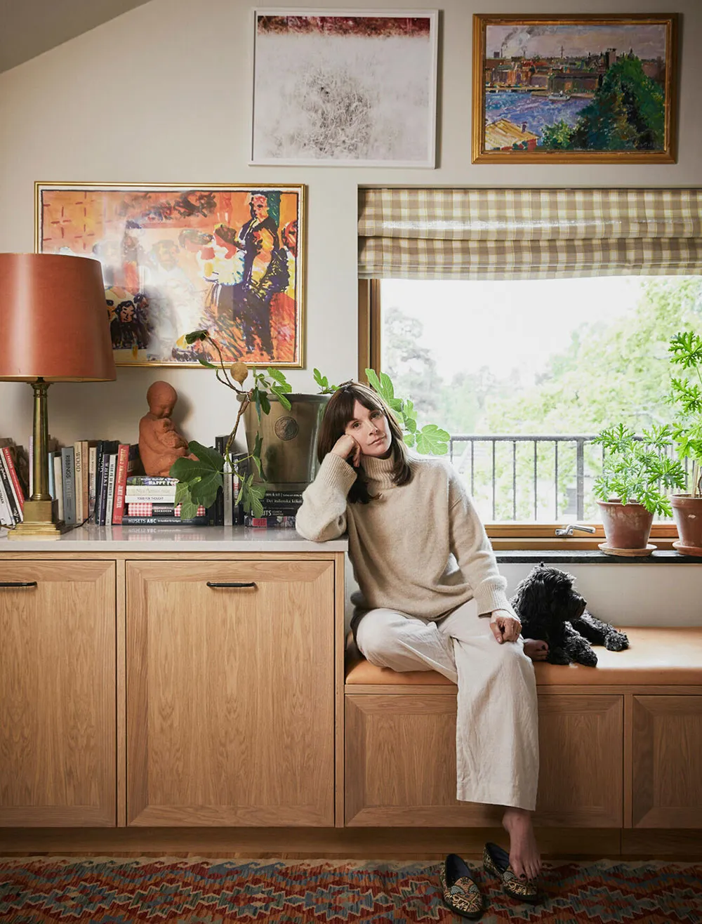 La green, el arte y las pinturas: un interior vibrante de una pareja creativa en los suburbios de Estocolmo - Gallery image 4