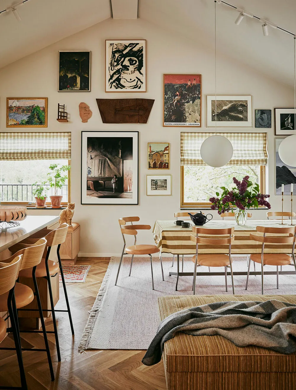 La green, el arte y las pinturas: un interior vibrante de una pareja creativa en los suburbios de Estocolmo - Gallery image 1