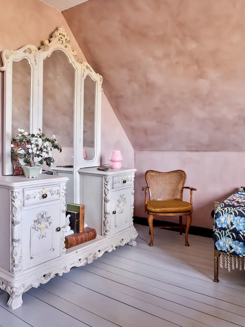 गुलाबी, हरा रंग एवं बाजार जैसा सजावटी वातावरण: स्वीडन में एक कॉटेज - Gallery image 10