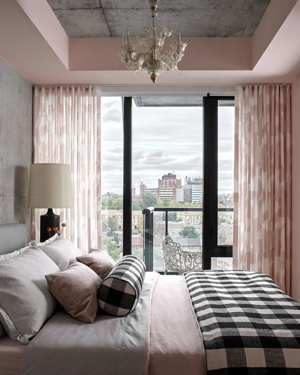 Клетчатая кухня и женственные нотки: индустриальный интерьер актрисы в Торонто - Gallery image 11