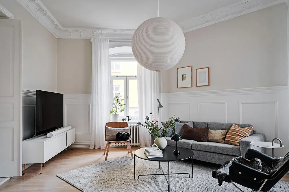 Appartement à l'ambiance pâle et pastel en Suède avec une cuisine bleue - Gallery image 3