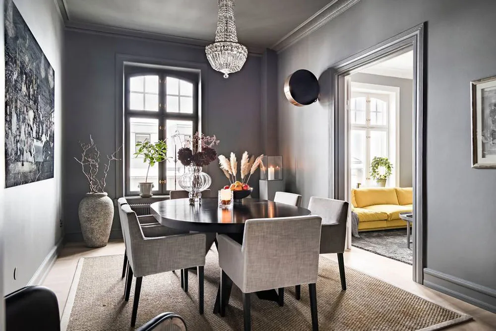 Żółty sofia i inne jaskrawe akcenty w wnętrzach mieszkania w Malmö - Gallery image 6