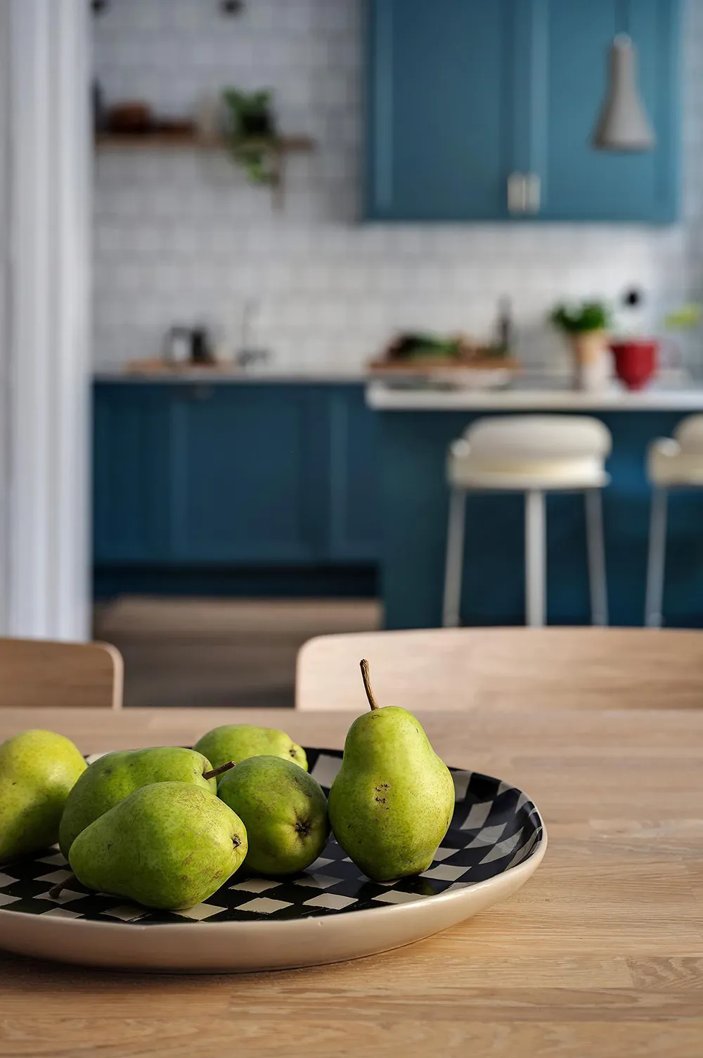 Appartement à l'ambiance pâle et pastel en Suède avec une cuisine bleue - Gallery image 10