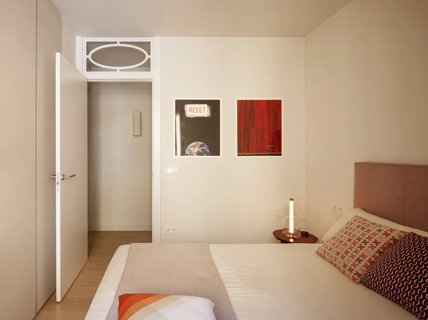 Balcones, pared de ladrillo y distribución incomoda: apartamento en Barcelona (65 m²) - Gallery image 6