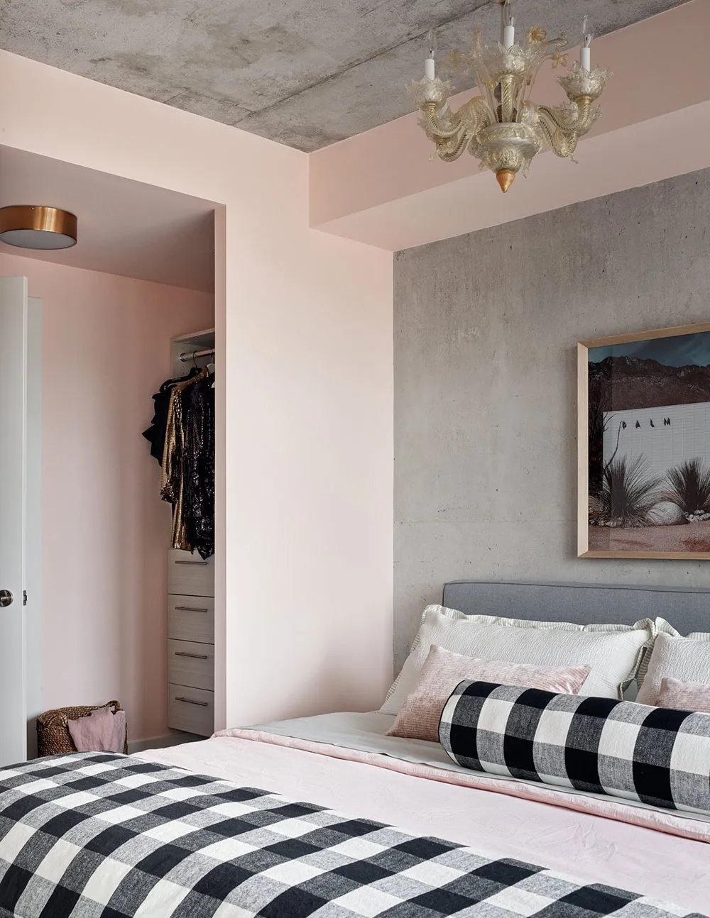 Клетчатая кухня и женственные нотки: индустриальный интерьер актрисы в Торонто - Gallery image 9