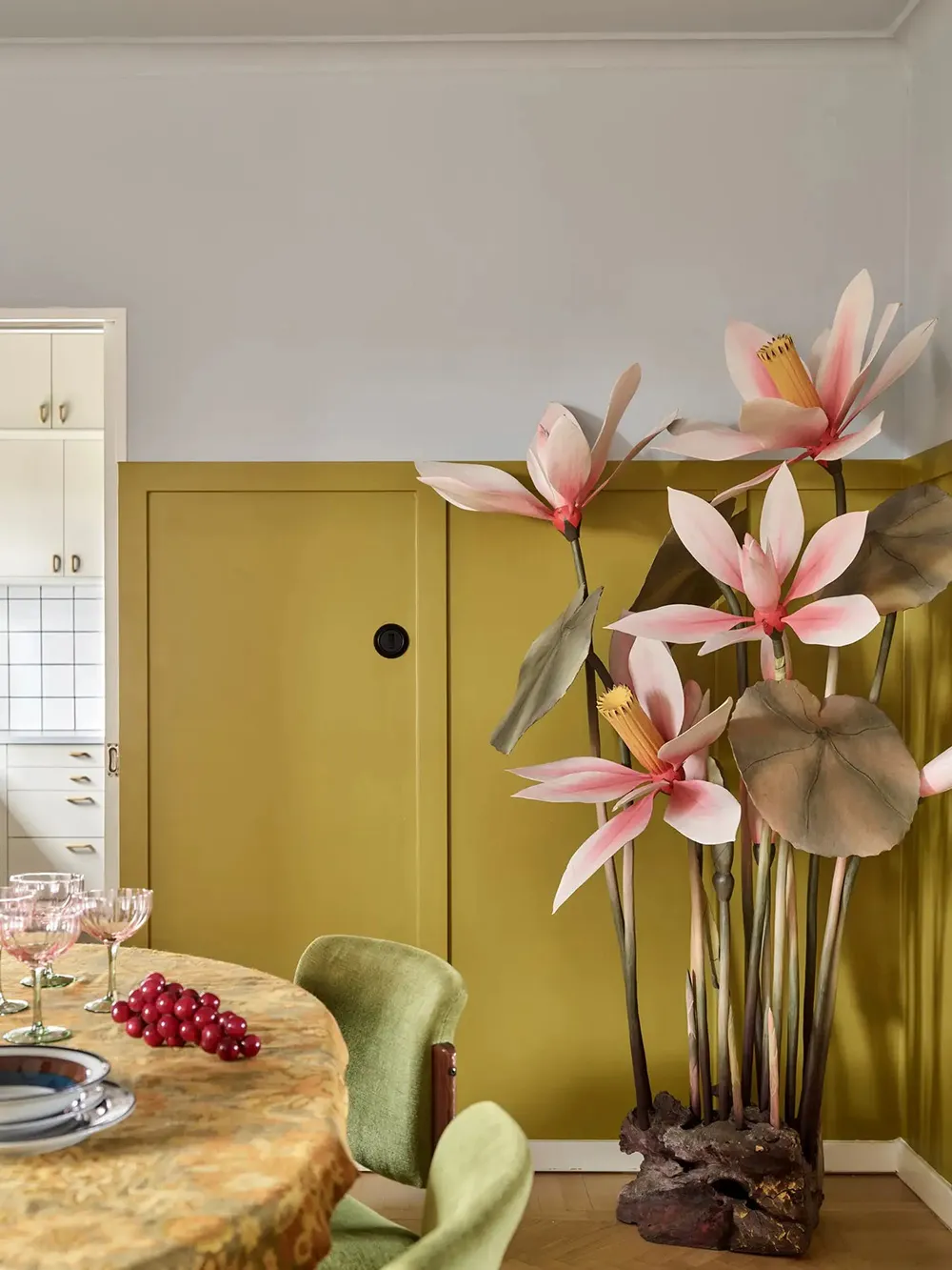 गुलाबी, हरा रंग एवं बाजार जैसा सजावटी वातावरण: स्वीडन में एक कॉटेज - Gallery image 6