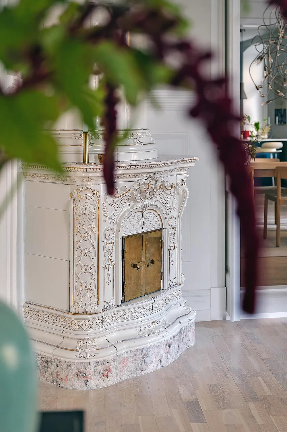 Appartement à l'ambiance pâle et pastel en Suède avec une cuisine bleue - Gallery image 23