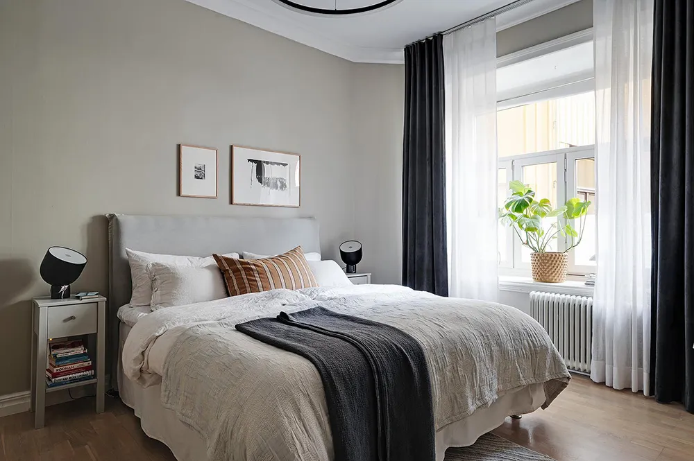 Appartement à l'ambiance pâle et pastel en Suède avec une cuisine bleue - Gallery image 25