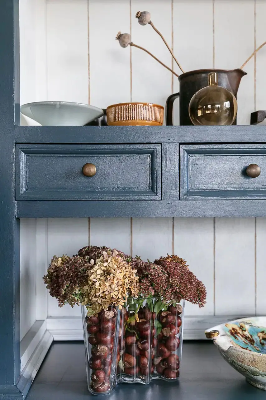 Bleu foncé dans le design d'un appartement scandinave - Gallery image 9