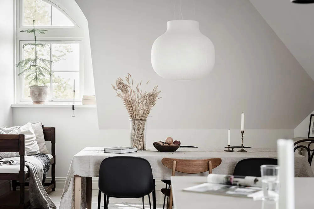 Luminosa y elegante apartamento de mansardas con ventanales de lujo en Suecia - Gallery image 9