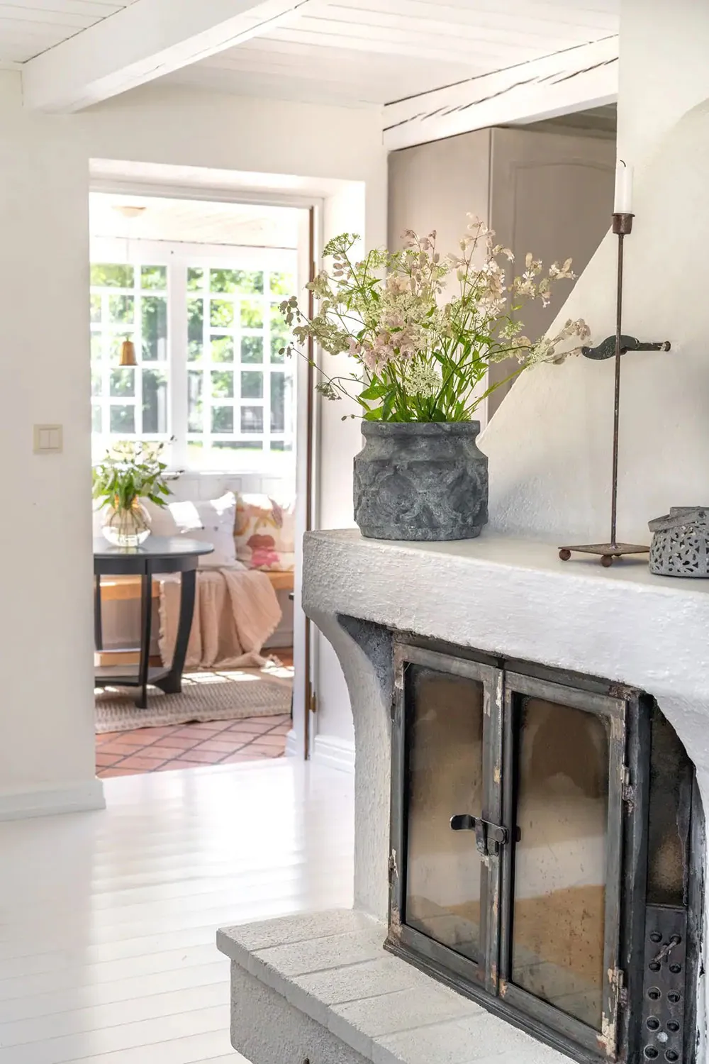 Sommerhaus mit Balken und ländlichem Interieur in Südschweden - Gallery image 10