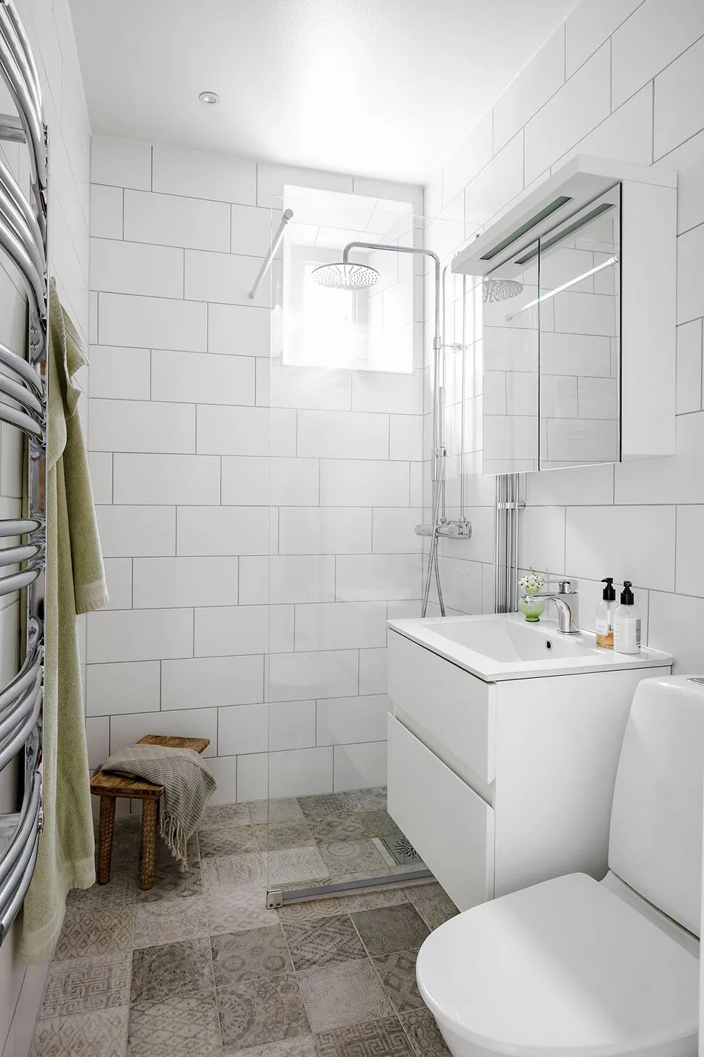 Luminosa y elegante apartamento de mansardas con ventanales de lujo en Suecia - Gallery image 27