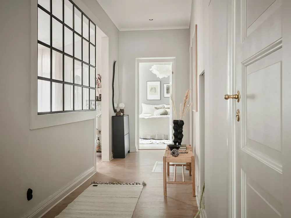 Schwedische Wohnung mit beigefarbenen Wohnzimmer und grauem Schlafzimmer (83 qm) - Gallery image 21