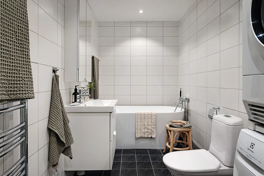 Appartement à l'ambiance pâle et pastel en Suède avec une cuisine bleue - Gallery image 32