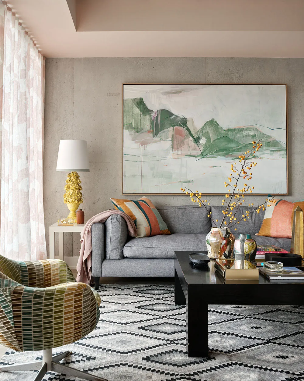 Клетчатая кухня и женственные нотки: индустриальный интерьер актрисы в Торонто - Gallery image 1