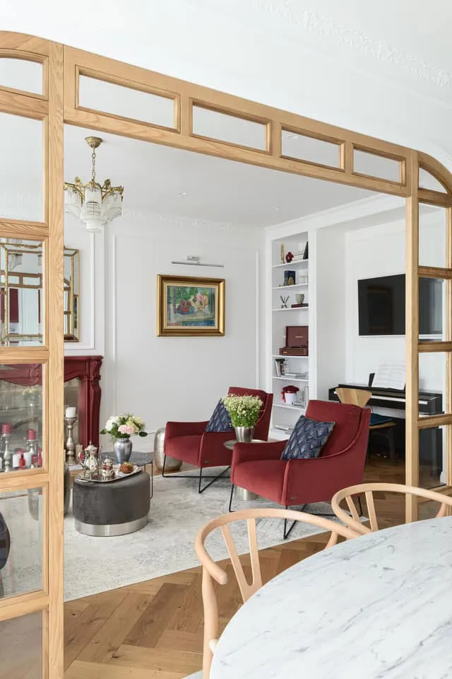 Przyjazny klasyczny design z czerwonymi akcentami w Kijowie - Gallery image 1